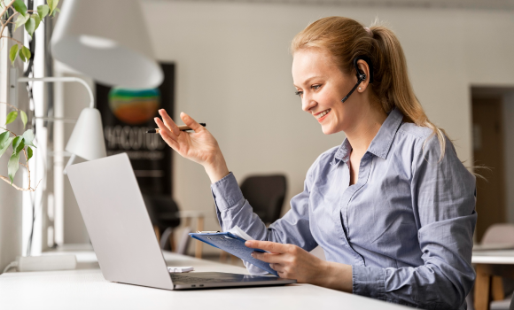 Frau beim Telefonieren am Laptop