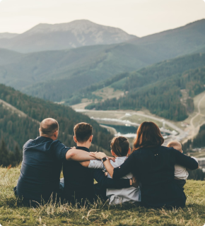 Familie auf dem Berg, sitzend am Aussicht geniessen